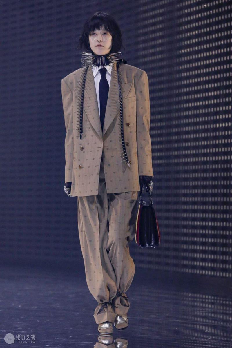 在经历了地狱、洪水、新生之后,Gucci的秀场上开始创世纪了。,Gucci,秀场,新生,地狱,洪水,面具,Hermaphrodite,Michele,希腊,秋冬