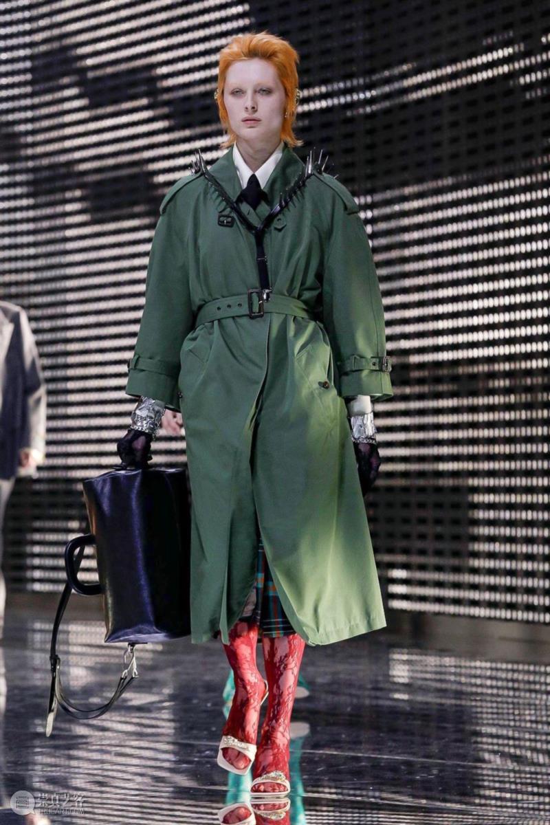 ,在经历了地狱、洪水、新生之后,Gucci的秀场上开始创世纪了。,Gucci,秀场,新生,地狱,洪水,面具,Hermaphrodite,Michele,希腊,秋冬