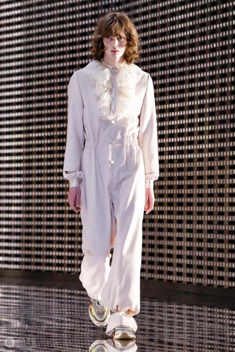 ,在经历了地狱、洪水、新生之后,Gucci的秀场上开始创世纪了。,Gucci,秀场,新生,地狱,洪水,面具,Hermaphrodite,Michele,希腊,秋冬