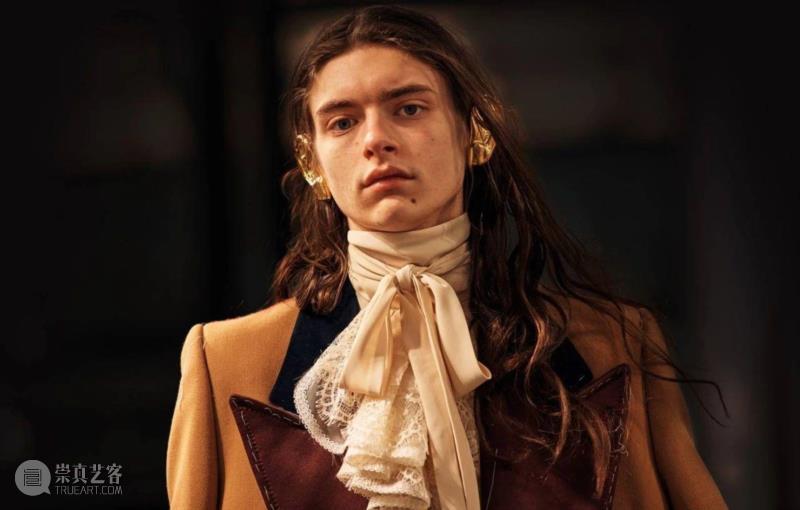 在经历了地狱、洪水、新生之后,Gucci的秀场上开始创世纪了。,Gucci,秀场,新生,地狱,洪水,面具,Hermaphrodite,Michele,希腊,秋冬