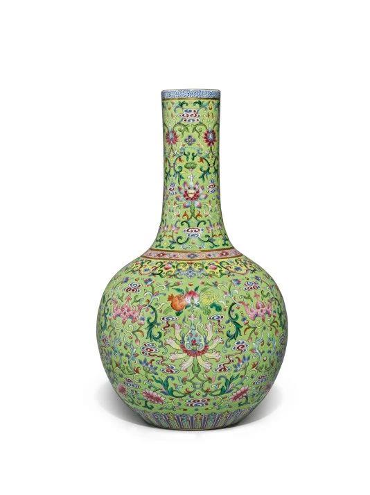 清嘉庆 绿地粉彩福寿三多番莲纹长颈瓶《大清嘉庆年制》款,纽约亚洲艺术周 | 精选拍品抢先看,亚洲,拍品,康熙,蘇富比,拍卖会,玉器,洁蕊堂,粉彩,织锦,嘉庆