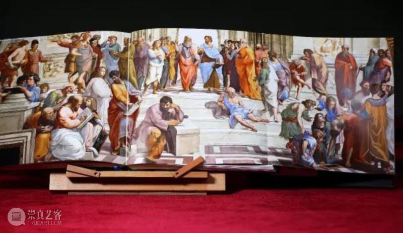 △《创世》中用大幅拉页呈现了《雅典学院》,Vision书摘 | 创世：梵蒂冈博物馆全品珍藏,梵蒂冈博物馆,全品,Vision,书摘,梵蒂冈,拉斐尔,升级版,教皇,西斯廷礼拜堂,乔托
