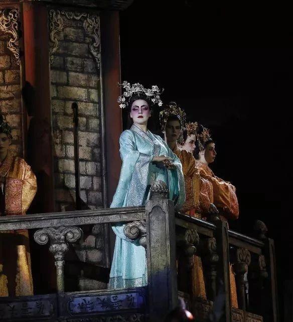 舞台丨《图兰朵》:极尽奢华的舞美场景,舞台,图兰朵,舞美,版本,普契尼,爱情故事,卫荣,维罗纳竞技场,全场,上方