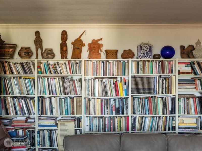 ▲&nbsp;艺术家的藏书包罗万象，主题包含纳瓦霍人（Navajo）的织毯、新艺术（Art Nouv