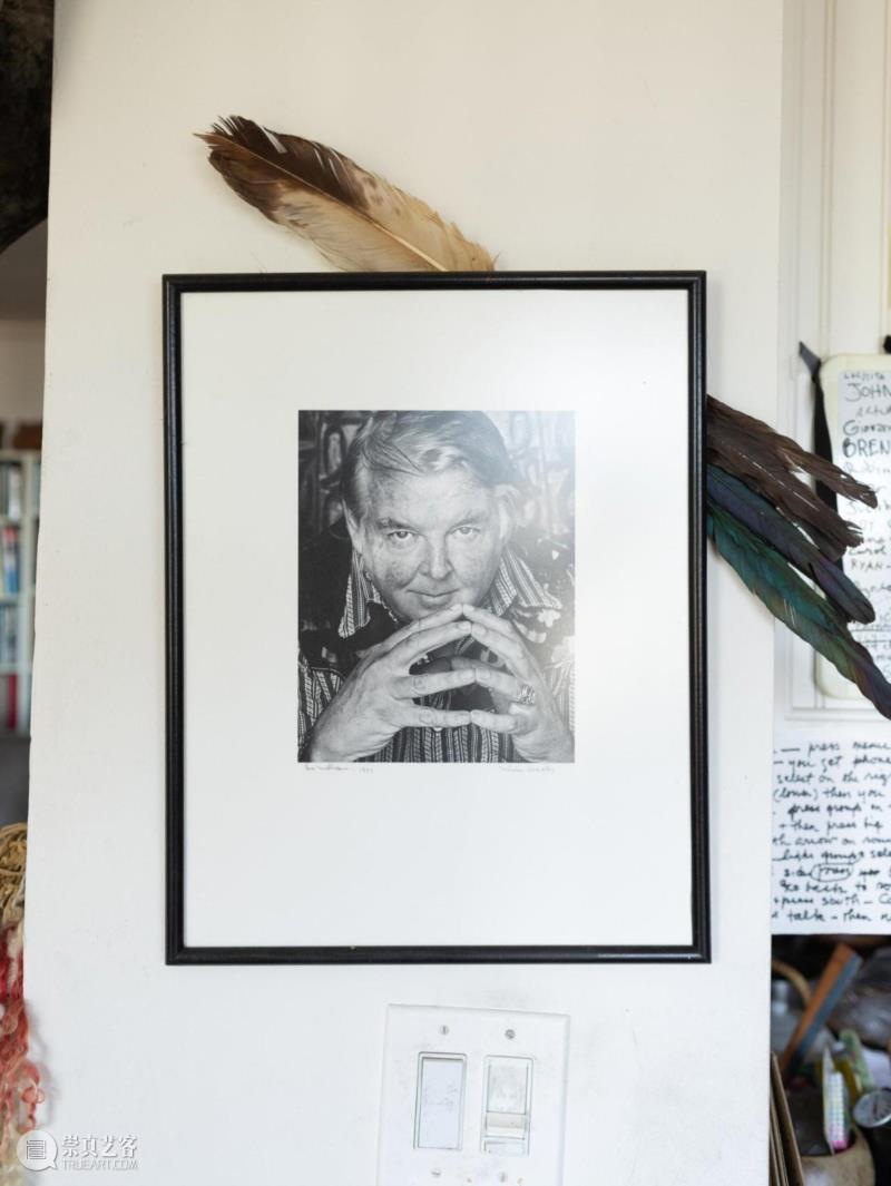 ▲&nbsp;乌尔塔多曾用在新墨西哥州陶斯（Taos）的家门外找到的熊骨为她的第三任丈夫、照片中的艺