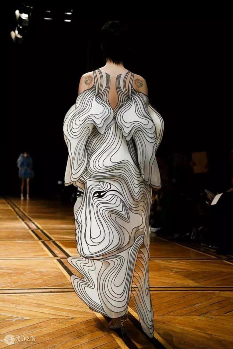 Photo by Gio Staiano,看荷兰鬼才设计师如何在秀场呈现“灵魂转移”,设计师,荷兰,鬼才,秀场,Herpen,时装,品牌,大秀,Souls,衣服