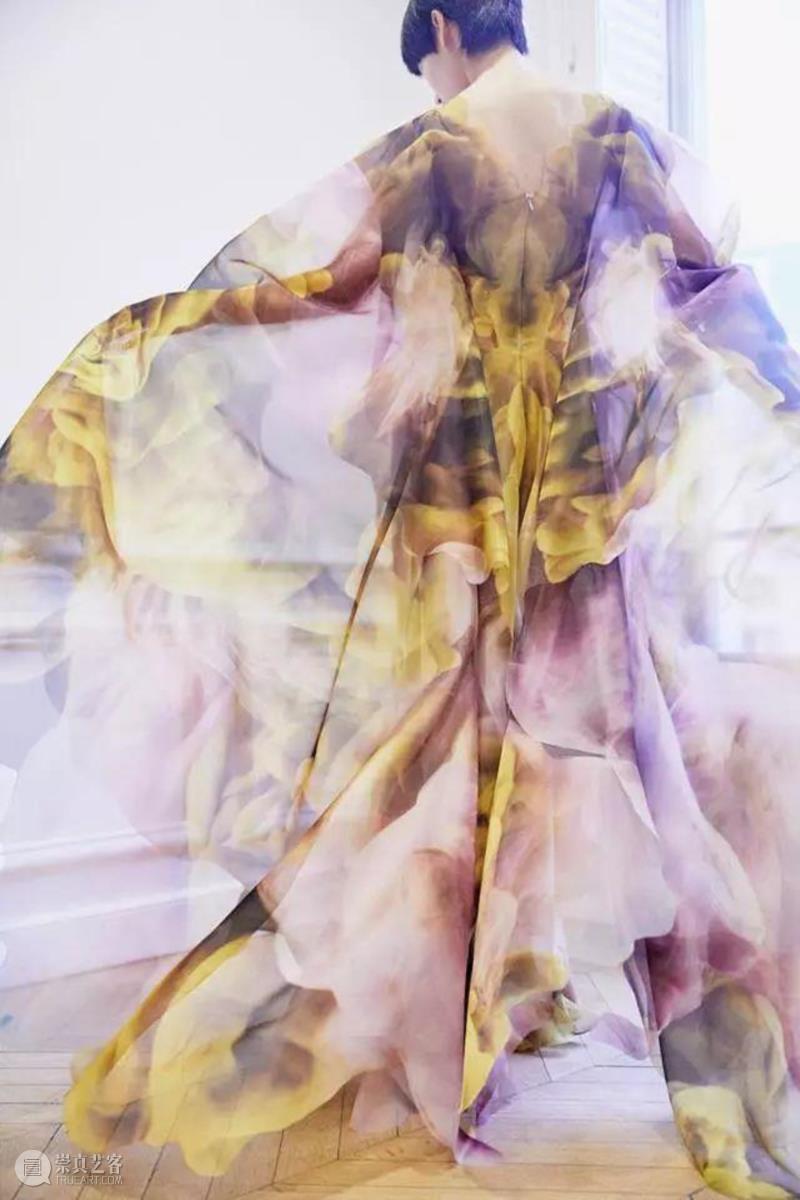 Photography by Molly Sj Lowe,看荷兰鬼才设计师如何在秀场呈现“灵魂转移”,设计师,荷兰,鬼才,秀场,Herpen,时装,品牌,大秀,Souls,衣服