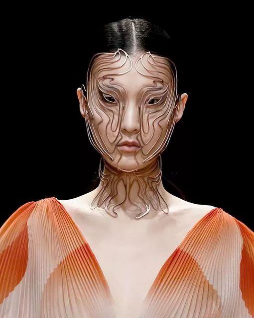 mask captured by Gio Staiano,看荷兰鬼才设计师如何在秀场呈现“灵魂转移”,设计师,荷兰,鬼才,秀场,Herpen,时装,品牌,大秀,Souls,衣服