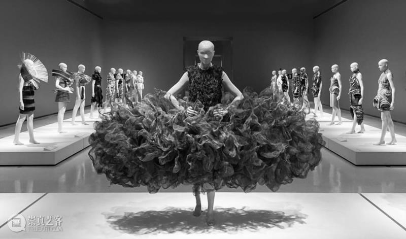 看荷兰鬼才设计师如何在秀场呈现“灵魂转移”,设计师,荷兰,鬼才,秀场,Herpen,时装,品牌,大秀,Souls,衣服