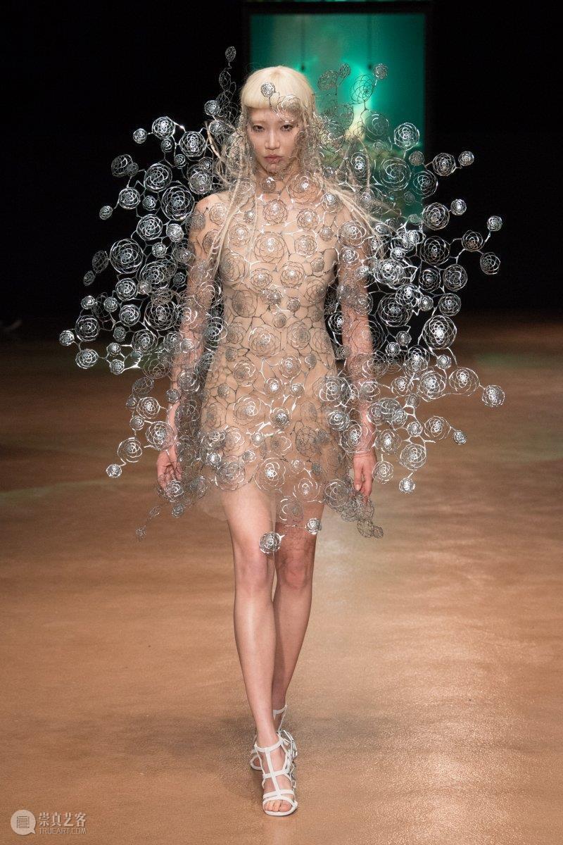 Iris van Herpen作品,看荷兰鬼才设计师如何在秀场呈现“灵魂转移”,设计师,荷兰,鬼才,秀场,Herpen,时装,品牌,大秀,Souls,衣服