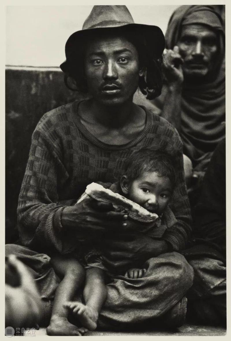 ▲ 唐·麦克库林,《陌生的旅客——火车站售票厅里一个穷困潦倒的藏族家庭,德里》,拍摄于19