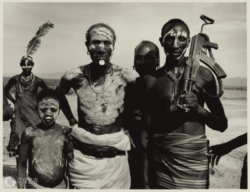 ▲ 唐·麦克库林,《卡罗部落人》,拍摄于2004年,?唐·麦克库林,伦敦泰特现代美术馆:英国传奇摄影师唐·麦克库林的全面回顾展,英国,泰特现代美术馆,伦敦,摄影师,回顾展,唐·麦克库林,麦克库林,泰特,房间,苏格兰国立美术馆