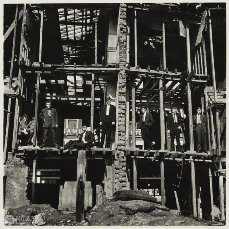 ▲ 唐·麦克库林,《古夫纳一家穿着他们的主日礼服,芬斯伯里,伦敦》,拍摄于1958年,?唐