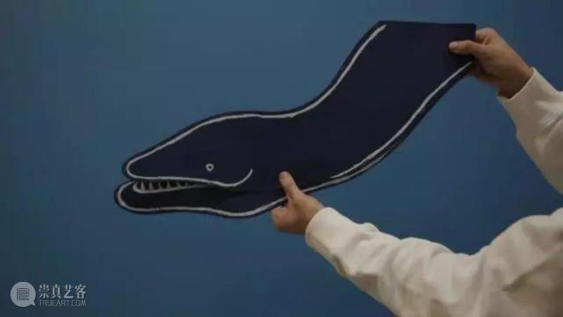 Tomber Dans Le Lac,2018,HD video 2’41”,同行/国王有一条普鲁士蓝鳗鱼手臂 | Luís Lázaro Matos,普鲁士蓝,Lázaro,鳗鱼,Luís,Matos,手臂,同行,国王,视频,Gibraltar