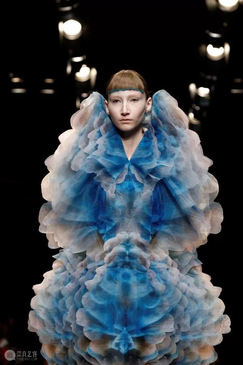 IRIS VAN HERPEN 2019春夏高定秀,【IFA-时尚资讯】深著红蓝染暑裳,IFA,资讯,红蓝染暑裳,设计师,Herpen,春夏,面料,荷兰,未来感,高定秀
