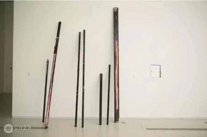 疯狂的花环(2013) 混合媒材装置 于2018年上海双年展,同行/画出朋克般噪音 | Jutta Koether,Koether,朋克,同行,噪音,视频,绘画,音乐,徐震,Jutta,柏林