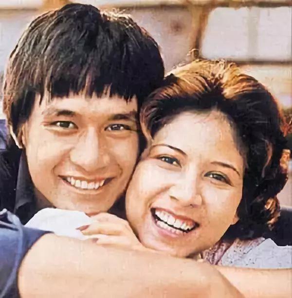 ▲甄妮和丈夫傅声,专辑 ▎她曾与邓丽君齐名，唱了一辈子，爱了一辈子,专辑,邓丽君,甄妮,罗文,演唱会,傅声,香港,主题曲,英雄,婚姻