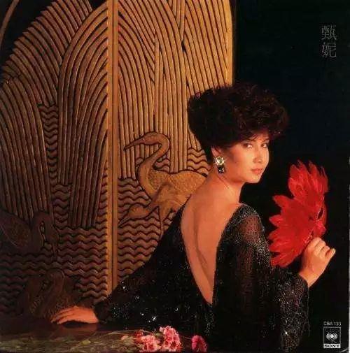 ▲《迷人的五月》专辑封面,专辑 ▎她曾与邓丽君齐名，唱了一辈子，爱了一辈子,专辑,邓丽君,甄妮,罗文,演唱会,傅声,香港,主题曲,英雄,婚姻