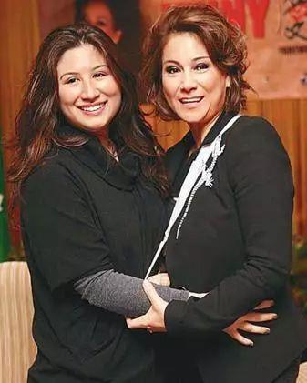 ▲甄妮和女儿,专辑 ▎她曾与邓丽君齐名，唱了一辈子，爱了一辈子,专辑,邓丽君,甄妮,罗文,演唱会,傅声,香港,主题曲,英雄,婚姻