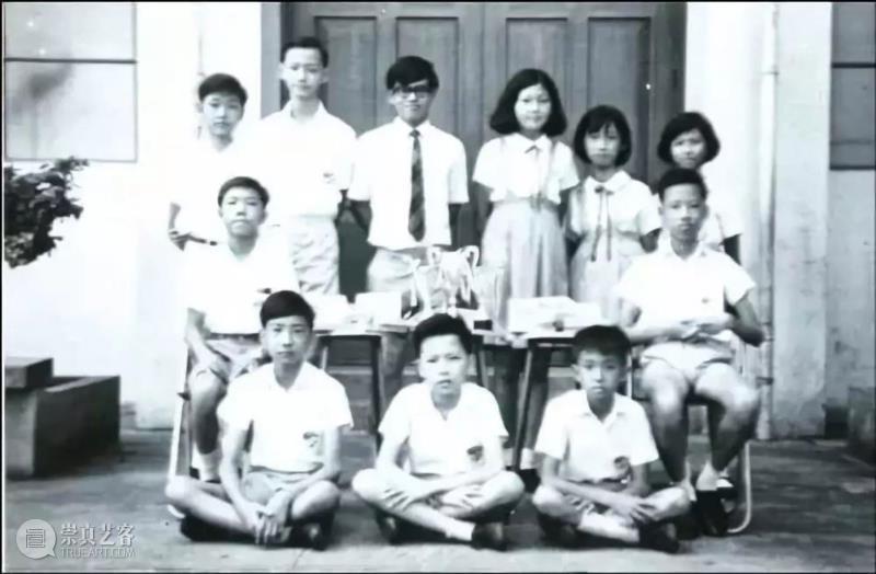 ▲郑国江自师范毕业后当了三十年的老师,这位小学老师，竟靠兼职捧红张国荣、成就陈百强，霸占了数代人的记忆,陈百强,张国荣,小学,记忆,郑国江,歌曲,香港,黄霑,电影,歌词