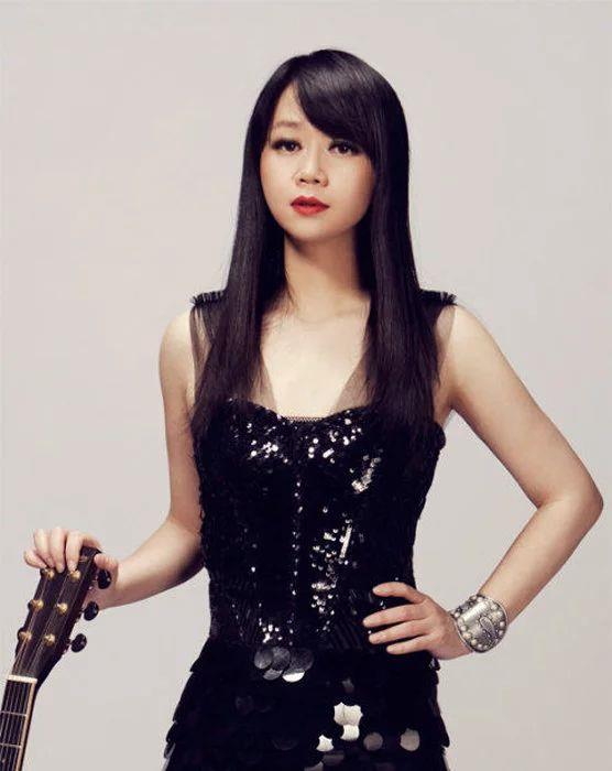 专辑 ▎那个唱「嫁衣」的女孩儿没死,她还去联合国做了演讲,联合国,专辑,嫁衣,女孩儿,音乐,吴虹飞,阿飞,侗族,乐队,侗族大歌