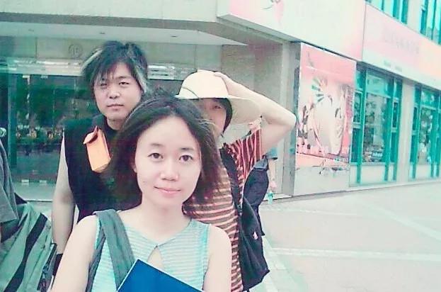 △做记者时的吴虹飞,专辑 ▎那个唱「嫁衣」的女孩儿没死,她还去联合国做了演讲,联合国,专辑,嫁衣,女孩儿,音乐,吴虹飞,阿飞,侗族,乐队,侗族大歌
