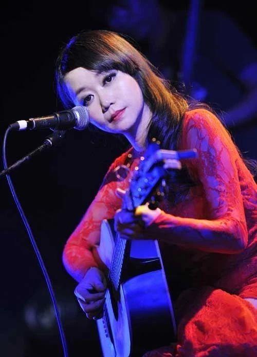专辑 ▎那个唱「嫁衣」的女孩儿没死,她还去联合国做了演讲,联合国,专辑,嫁衣,女孩儿,音乐,吴虹飞,阿飞,侗族,乐队,侗族大歌