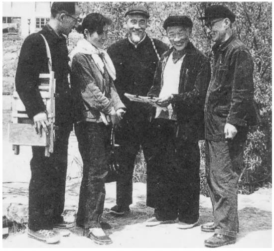林风眠（右二）与关良（右一）等在上海市郊写生（约1950年代）.png