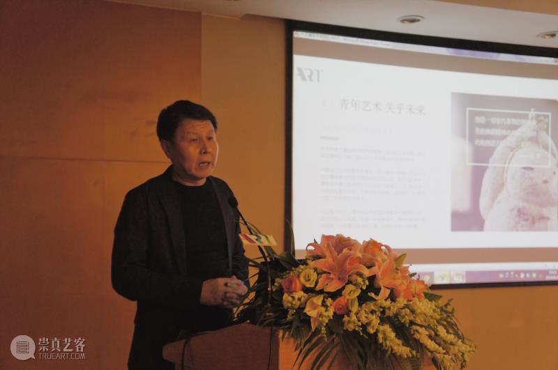 广州华艺大艺文化艺术发展有限公司董事总裁李峰先生为大家介绍大艺博的定位和使命.jpg