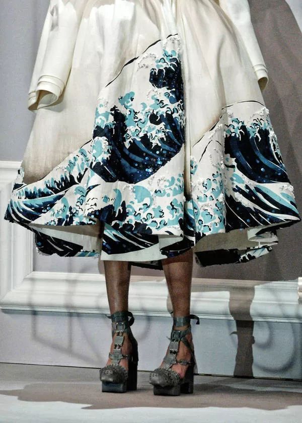 2007年，奢侈品大牌Dior也把葛饰北斋的《神奈川冲浪里》融入了新一季的服装设计中，重新诠释了经典和时尚的意义。.jpeg