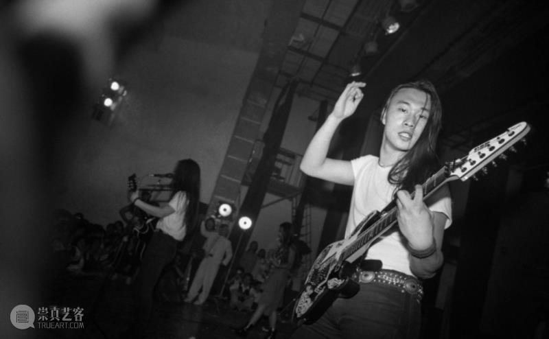 1996年,面孔乐队在河北任丘演出现场,图右为吉他手邓讴歌.