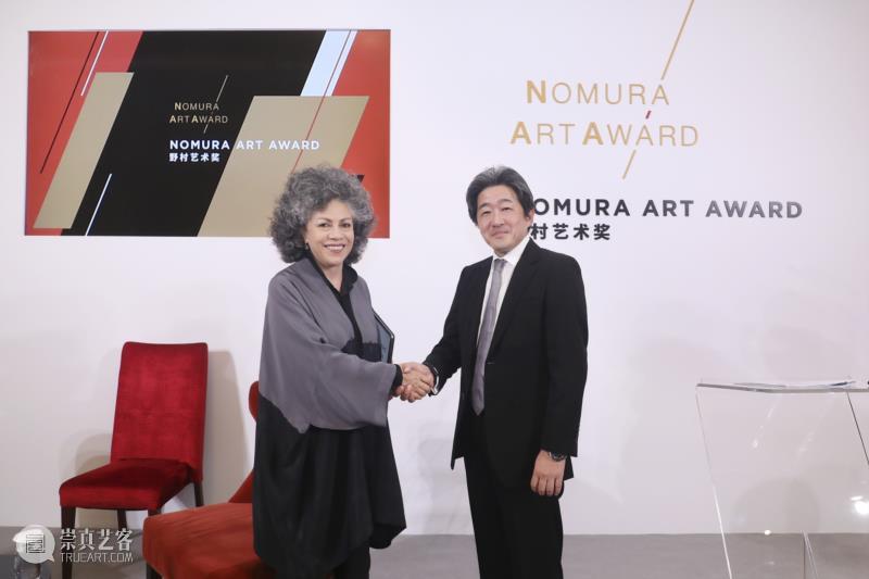 左：首届“野村艺术奖”获得者多丽丝·萨尔塞多（Doris Salcedo）；右：野村高级董事总经理池田肇（Hajime Ikeda）.jpg