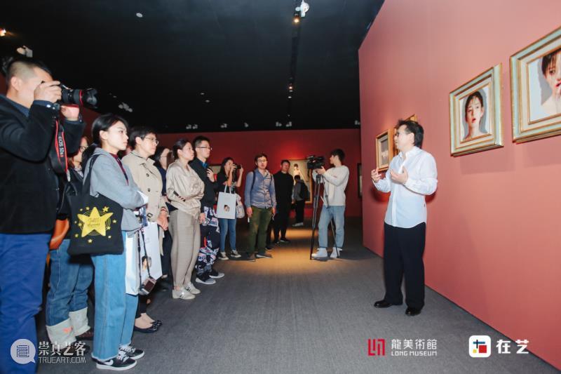 艺术家李贵君在现场导览.JPG