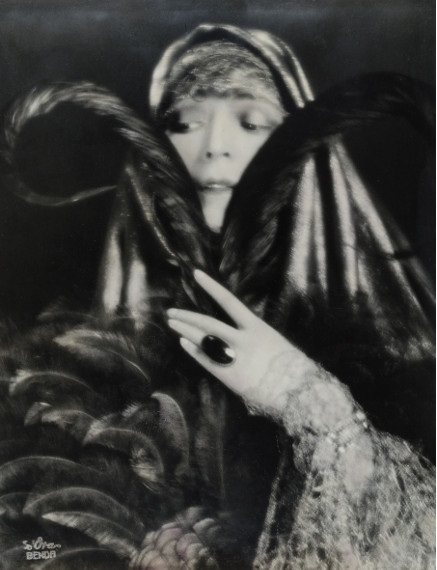 Atelier d’Ora – Fashion designer Emilie Flöge wearing a dress with Kolo-Moser-Motifs, 1908, gelatin silver print, 29,6 x 22 cm.jpg