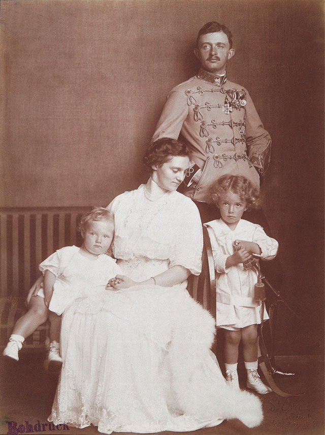 Dora Kallmus. Archduke Karl and Archduchess Zita with their children Otto and Adelheid..jpg