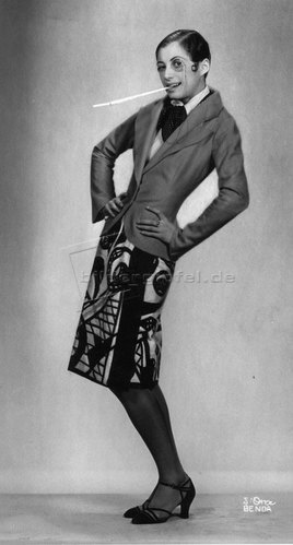 madame-d-ora-eine-junge-frau-mit-bubikopf.jpg