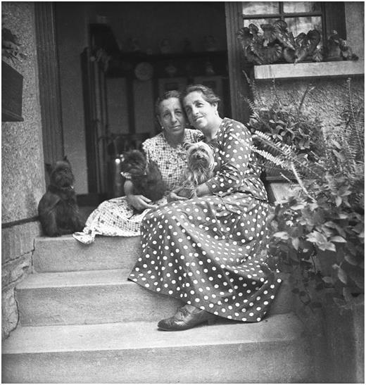 Dora and Anna Kallmus and their dogs on the steps of Haus Doranna in Frohnleiten around 1935. Copyright IMAGNO- Archiv Setzer-Tschiedel..jpeg