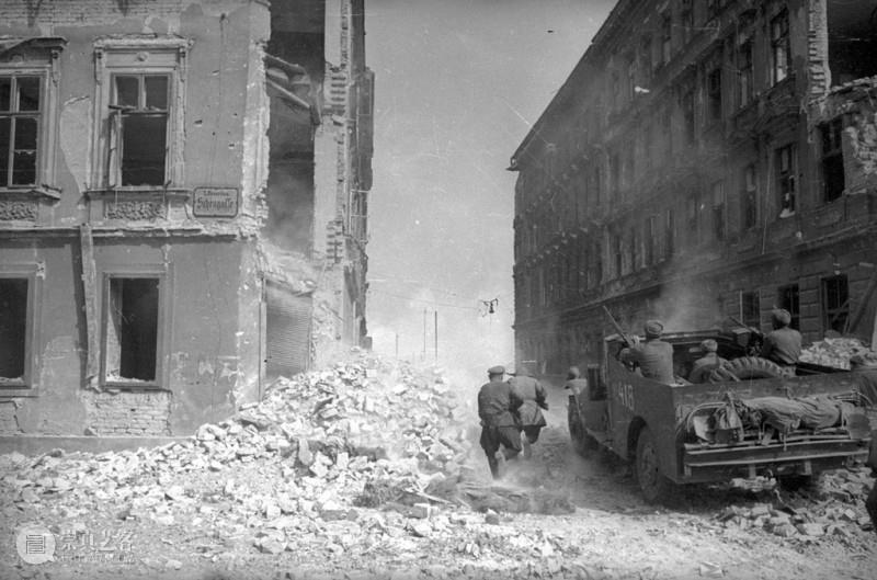 1945年4月初，在维也纳战役期间的第3乌克兰阵线的部队。其装备包括M4谢尔曼中型坦克，M3 Scout Car装甲运兵车和俘获Sd.Kfz 250， BA-64装甲车,ZIS-3 76毫米野战炮和37毫米防空炮。.jpg