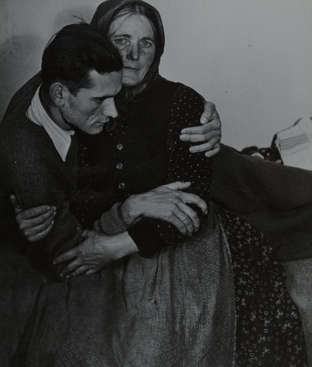 Madame d‘Ora – Woman Support an Ailing Man, 1945, from the Refugees series, gelatin silver print, 34,7 x 29,5 cm.jpg