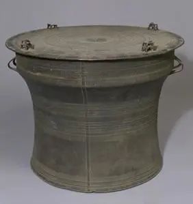博雅青铜器：西盟型蛙饰铜鼓（唐） 铜鼓 蛙饰 博雅 青铜器 西盟型蛙饰铜鼓现藏北京故宫博物院 西盟型蛙饰铜鼓 面径 形体 边沿 筒形 崇真艺客
