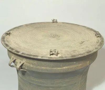 博雅青铜器：西盟型蛙饰铜鼓（唐） 铜鼓 蛙饰 博雅 青铜器 西盟型蛙饰铜鼓现藏北京故宫博物院 西盟型蛙饰铜鼓 面径 形体 边沿 筒形 崇真艺客