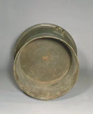 博雅青铜器：西盟型蛙饰铜鼓（唐） 铜鼓 蛙饰 博雅 青铜器 西盟型蛙饰铜鼓现藏北京故宫博物院 西盟型蛙饰铜鼓 面径 形体 边沿 筒形 崇真艺客