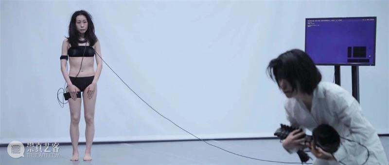 McaM 后人类行为 | 屏幕、摄像机与真实景象：重启美术馆里的表演 McaM 人类 行为 屏幕 摄像机 景象 美术馆 English好来美术馆 现场 当代美术馆 崇真艺客