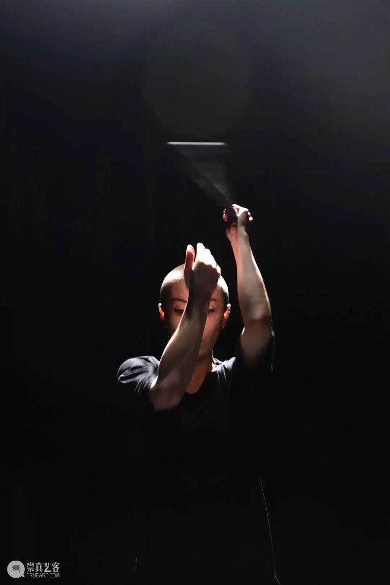 不断积累和突破，她让人看到艺术的极致美 艺术 极致 舞台 舞者 之间 眼神 表情 言语 舞蹈 减法 崇真艺客