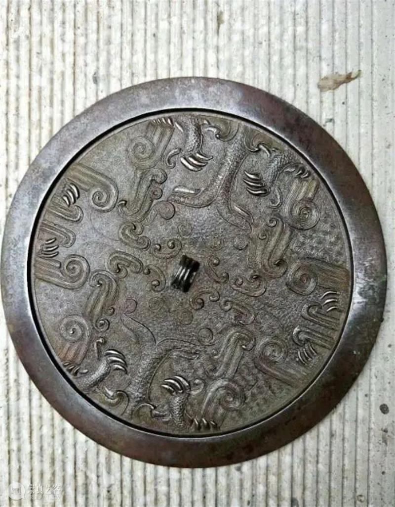 纹饰之美 介绍一枚 唐代青铜镜 纹饰 青铜镜 铜镜 唐朝 早期 云龙纹 浅浮雕 三爪龙 学术界 观点 崇真艺客