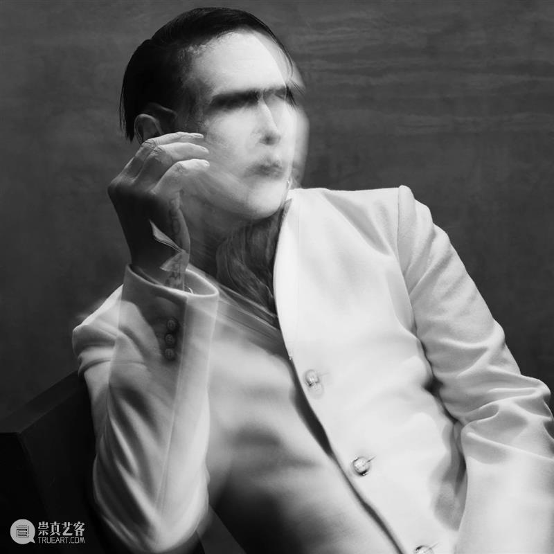 他是摇滚界撒旦，被黑暗孕育的艺术魔王，放下麦克风反差也太大了吧？ 艺术 摇滚界 魔王 麦克风 反差 文章 公众 名利场 标题 撒旦 崇真艺客