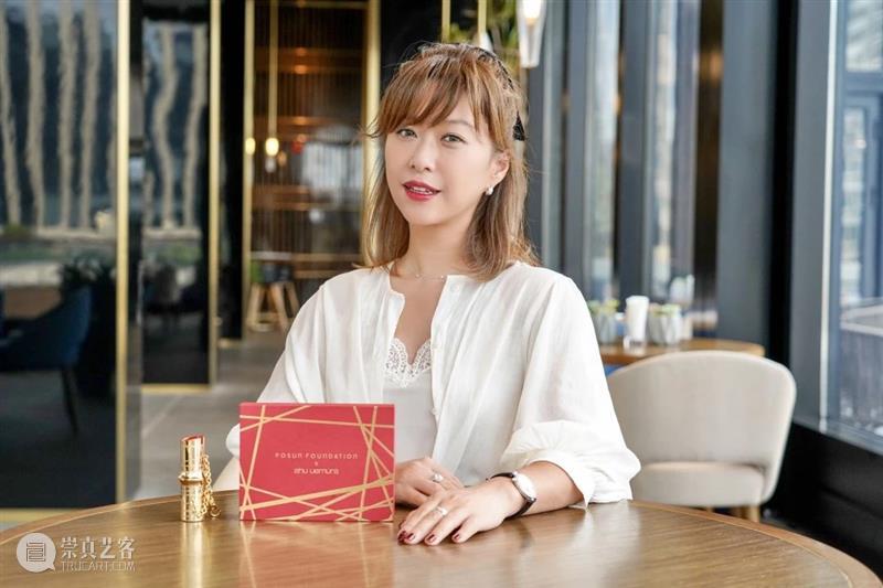 火遍全球“会跳舞的房子”首次跨界彩妆，宝藏口红礼盒预售中！ 彩妆 房子 全球 口红 礼盒 宝藏 建筑 外滩 沿岸 建筑群 崇真艺客