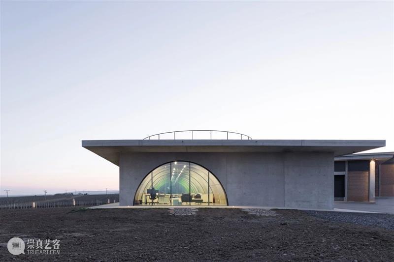 Lahofer酒庄，走上屋顶狂欢 / CHYBIK + KRISTOF Lahofer 酒庄 屋顶 项目 捷克东部 摩拉维亚 地区 文化 现代 关系 崇真艺客