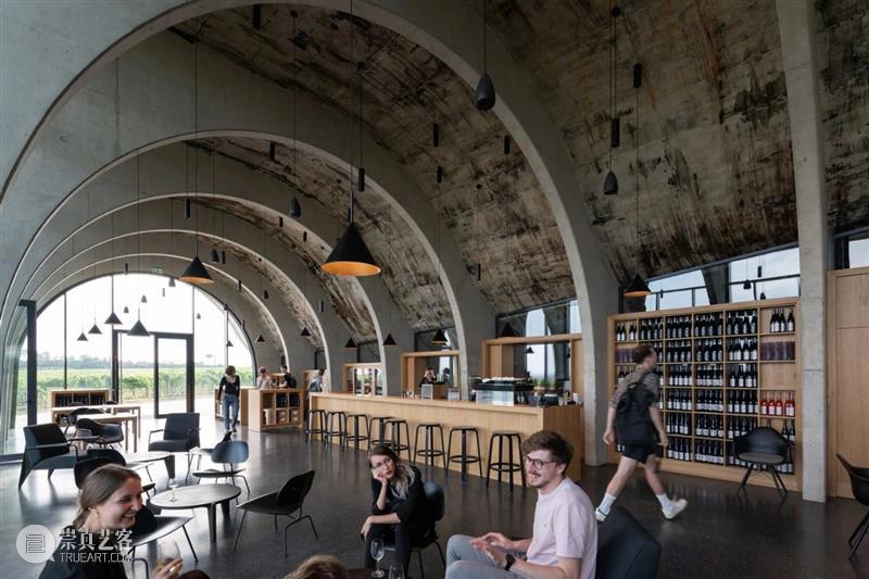 Lahofer酒庄，走上屋顶狂欢 / CHYBIK + KRISTOF Lahofer 酒庄 屋顶 项目 捷克东部 摩拉维亚 地区 文化 现代 关系 崇真艺客