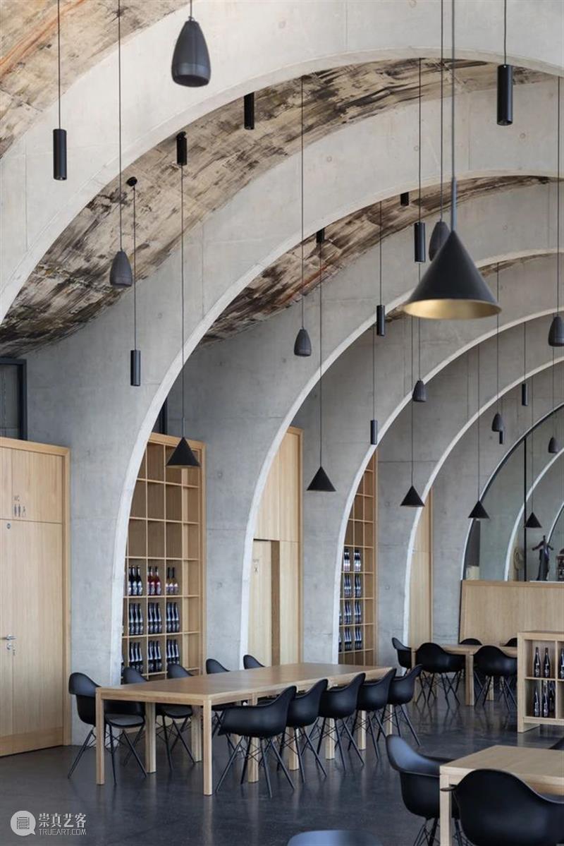 Lahofer酒庄，走上屋顶狂欢 / CHYBIK + KRISTOF Lahofer 酒庄 屋顶 项目 捷克东部 摩拉维亚 地区 文化 现代 关系 崇真艺客